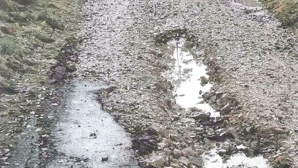Der Weg ist in einem desolaten Zustand.