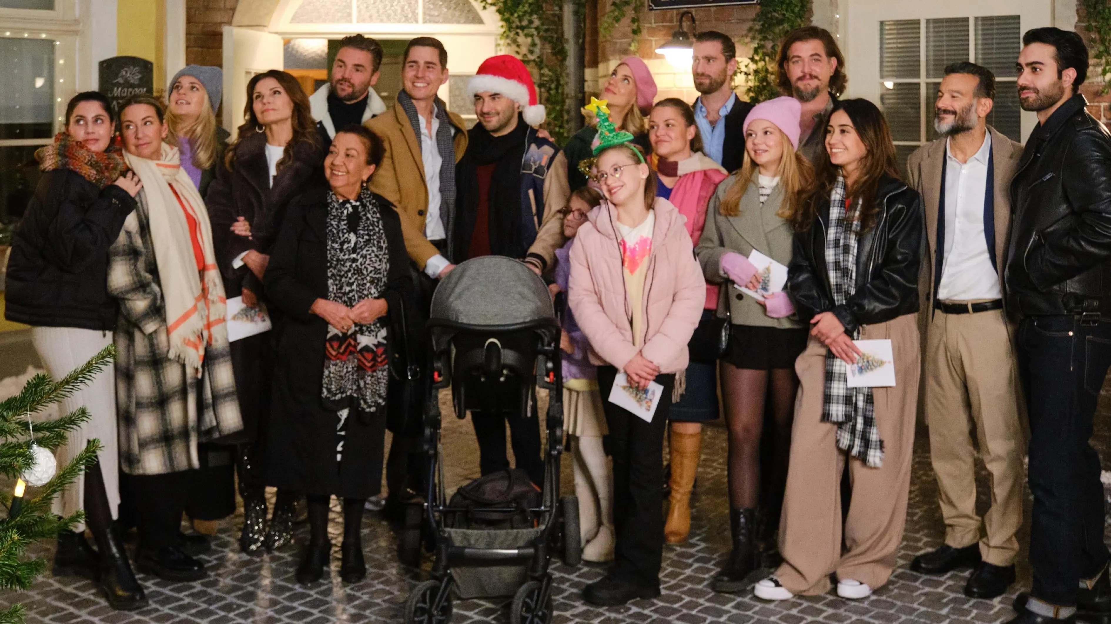 Die Schillerallee ist nach alter Weigel-Tradition beim Singen im Innenhof vereint. V.l.: Sina (Valea Scalabrino), Ute (Isabell Hertel), Cecilia (Carina Koller), Britta (Tabea Heynig), Bambi (Ben Heinrich), Nuray (Lilay Huser), Ringo (Timothy Boldt), Easy (Lars Steinhöfel), Stella (Bettine Langehein), Maja, Amelie, Nadine (Floriane Eichhorn), Henry (Maxim Agne), Ronja (Theresa Traser), David (Diego Carlos Seyfarth), Esma (Özge Delioglan), Ferhat (Mehmet Kocak), Baris (Metehan Demiröz)