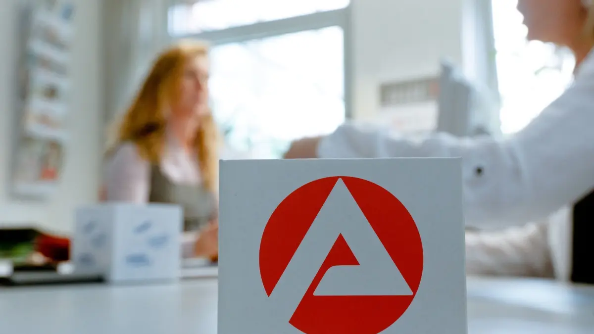 Beratungsgespräch in der Bundesagentur für Arbeit: ILLUSTRATION - Bei Fragen rund um eine Kündigung kann man die Rechtsberatung der Bundesagentur für Arbeit in Anspruch nehmen. (zu dpa: «Bei Kündigung droht nicht immer eine Sperrzeit») Foto: Markus Scholz/dpa-tmn - Honorarfrei nur für Bezieher des dpa-Themendienstes +++ dpa-Themendienst +++