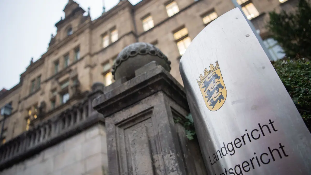 ARCHIV - 08.11.2019, Baden-Württemberg, Tübingen: Ein Schild mit der Aufschrift Landgericht und Amtsgericht hängt vor dem Gerichtsgebäude. Wegen sexuellen Missbrauchs von Kindern in 196 Fällen hat das Landgericht Tübingen einen Mann zu einer Gesamtfreiheitsstrafe von zwei Jahren und neun Monaten verurteilt. (zu dpa: «Mann wegen fast 200 Fällen sexuellen Kindesmissbrauchs verurteilt») Foto: Tom Weller/dpa +++ dpa-Bildfunk +++