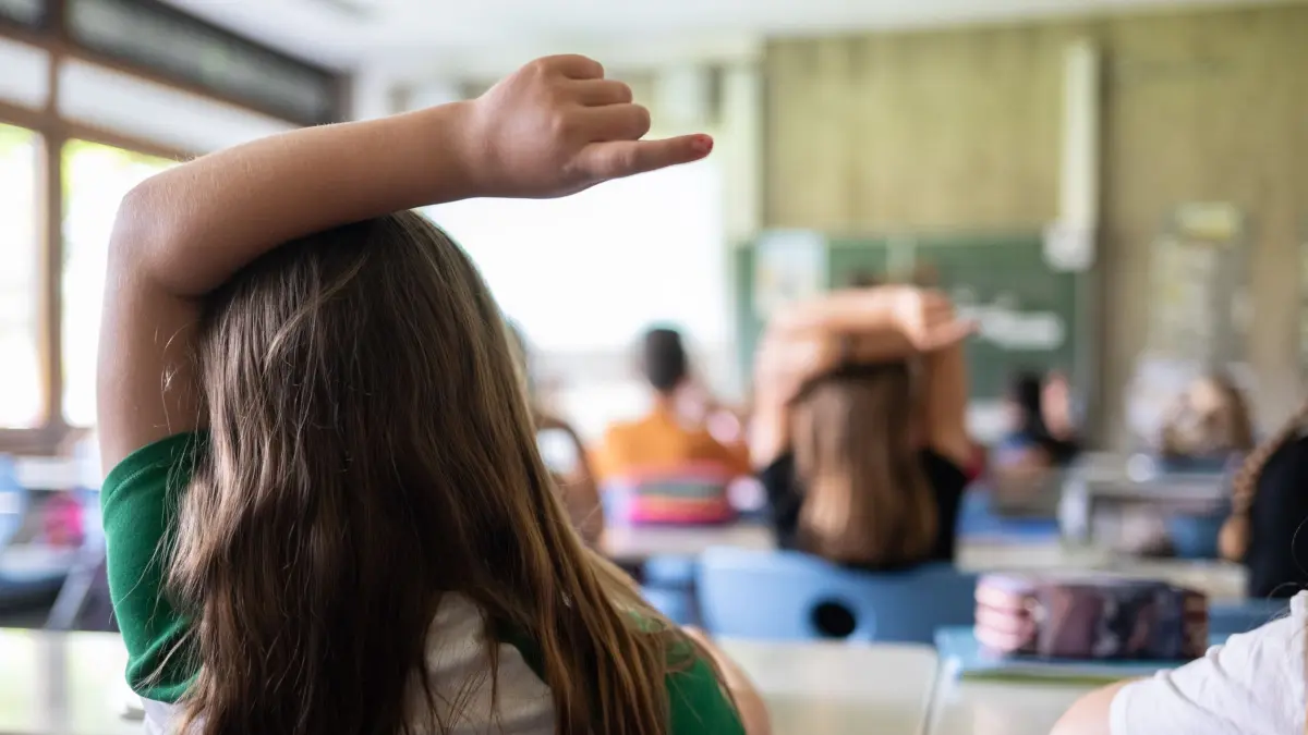 Unterricht an der Grundschule: PRODUKTION - 27.06.2024, Baden-Württemberg, Neckartailfingen: Schülerinnen und Schüler einer vierten Klasse einer Grundschule nehmen am Unterricht teil, während sich eine Schülerin meldet. (zu dpa: «Opposition übt Kritik an Bildungsreformen») Foto: Marijan Murat/dpa +++ dpa-Bildfunk +++