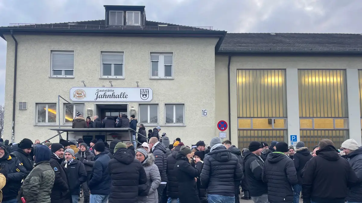 Die Tage der Jahnhalle, die bei Heimspielen der Fußballer Anlaufstelle für zahlreiche Fans ist, sind gezählt. Der Gemeinderat hat dem neuerlichen Beschluss zum Neubau des Beurer-Sportparks zugestimmt.
