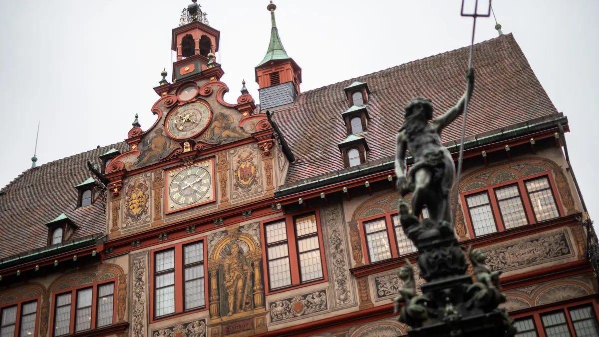 Rathaus Tübingen: ARCHIV - 25.01.2023, Baden-Württemberg, Tübingen: Das Tübinger Rathaus. (zu dpa: «Von Museum bis Zoo - wie Spenden die Kommunen stärken») Foto: Christoph Schmidt/dpa +++ dpa-Bildfunk +++