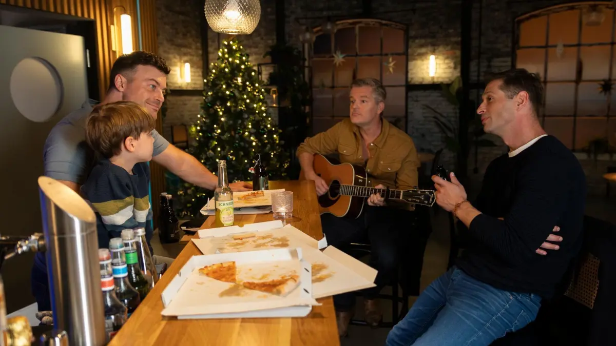 Ingo (André Dietz, 2.v.r) feiert Weihnachten mit Ben (Jörg Rohde, 2.v.l.), Deniz (Igor Dolgatschew, r.) und Nils.