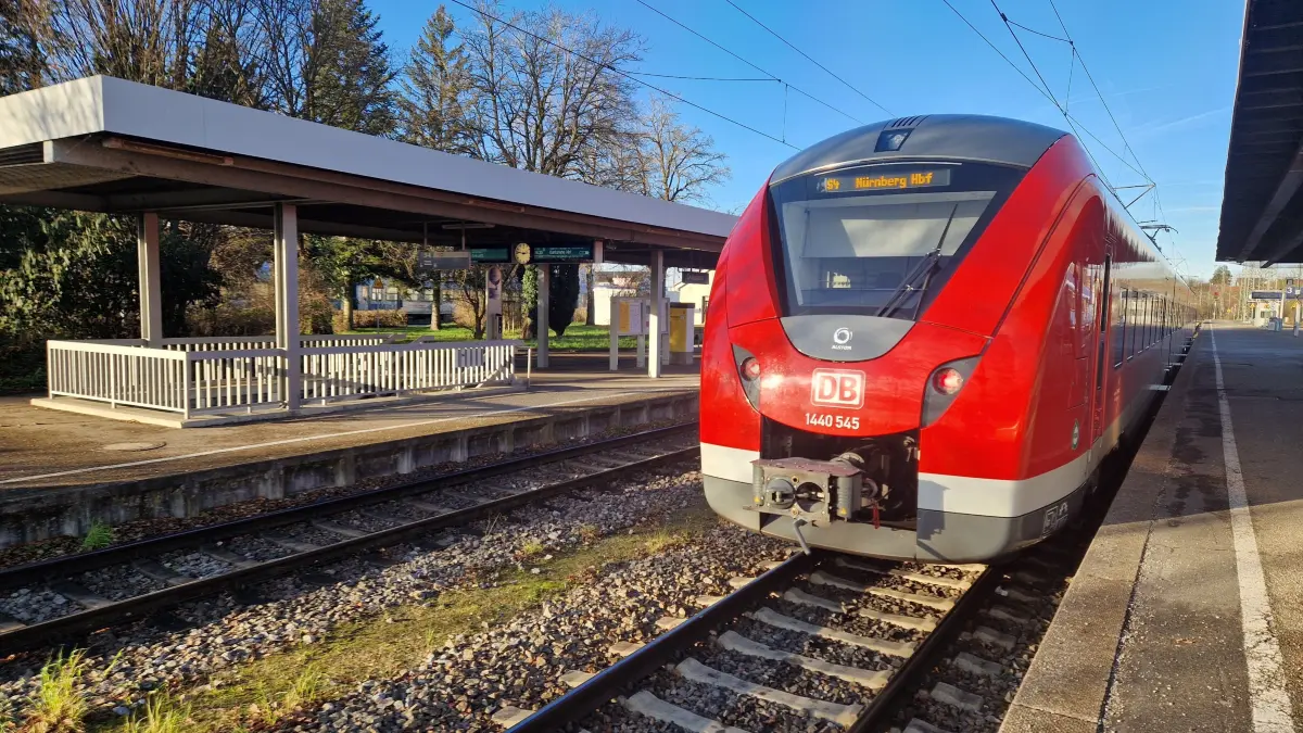 Die S-Bahn hat fast eine halbe Stunde Aufenthalt in Crailsheim, bevor sie nach Nürnberg zurückfährt.