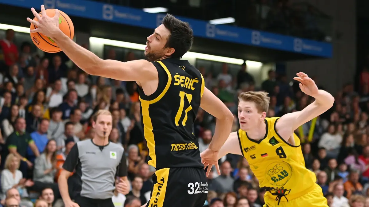 Basketball 2. Bundesliga 2022/2023 1. Spieltag 01.10.2022 uin der EWS Arena in Goeppingen
Kirchheim Knights - Tigers Tuebingen
Mateo Seric (li, Tigers) gegen Jonas Niedermanner (re, Kirchheim Knights)
FOTO: ULMER Pressebildagentur
xxNOxMODELxRELEASExx