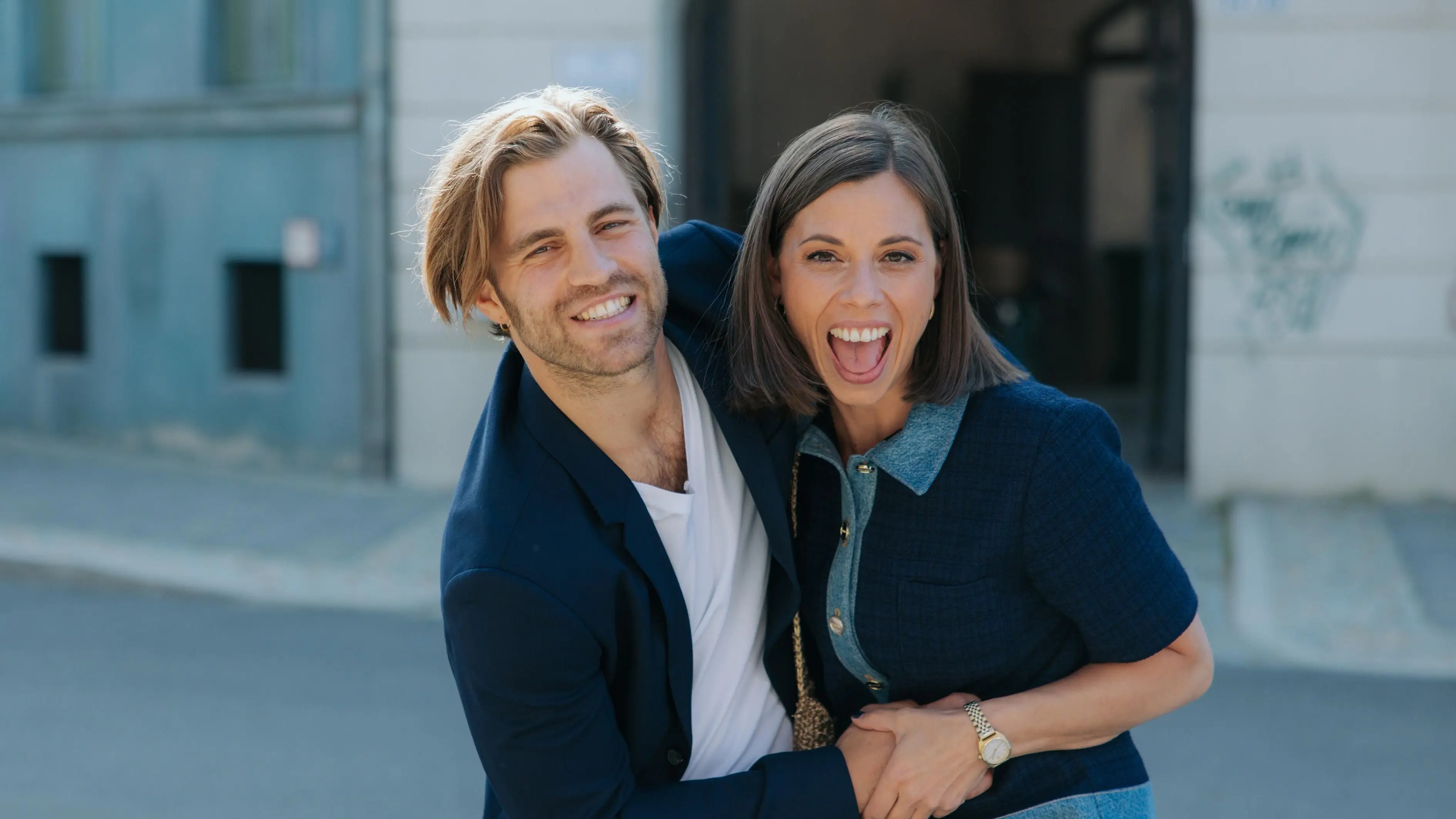 Julian (Onno Buß) stattet seiner Zwillingsschwester Matilda (Anna-Katharina Fecher) einen Besuch ab.