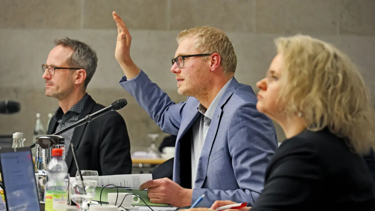 Sitzung Gemeinderat Schwäbisch Hall in der Blendstatthalle. Debatte um Haushaltsanträge - Haushalt - Anträge - Peter Klink, Oberbürgermeister Daniel Bullinger, Conny Fischer