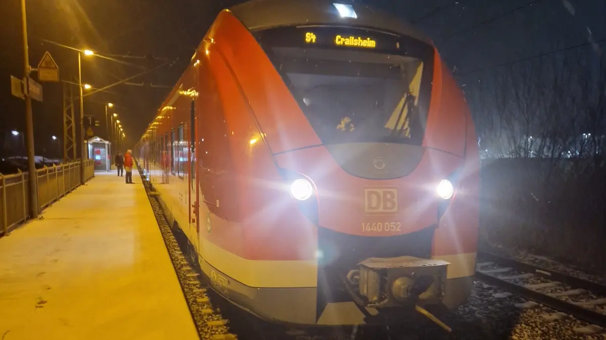 Die erste S-Bahn in Schnelldorf kommt aus Nürnberg und fährt um 6.34 Uhr nach Crailsheim weiter.