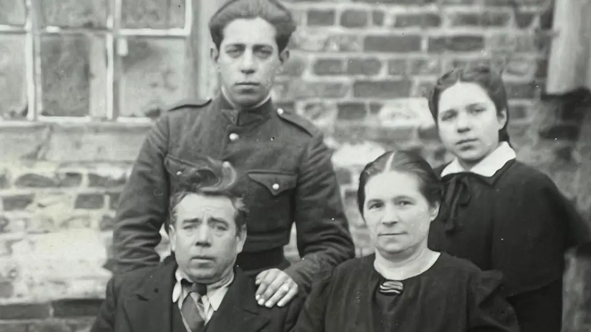 Aleksas Krumplys, hinten links, mit Schwester und Eltern, um1940; Häftling und Zwangsarbeiter, JVA Rottenburg, Foto: Privatbesitz