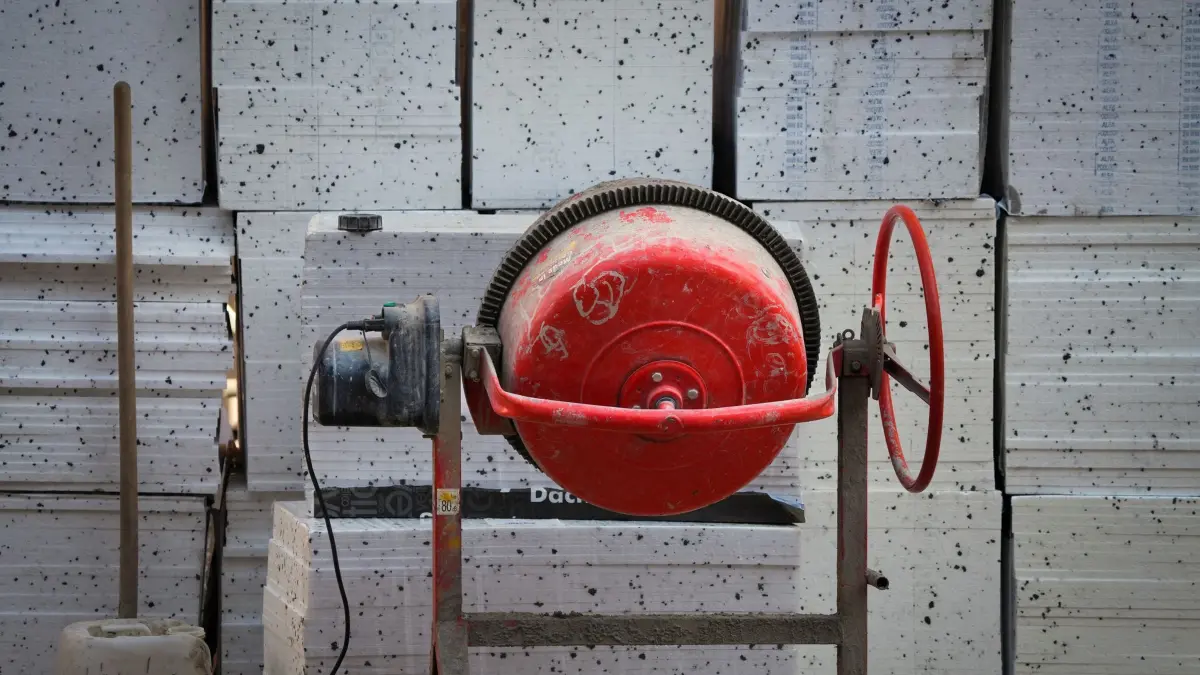 Wohnungsbau in Berlin: ARCHIV - 25.09.2023, Berlin: Ein Betonmischer steht auf der Baustelle eines Wohnhauses in Berlin. (zu dpa: «Gemeinschaftsimmobilie muss gebaut werden - wenn zumutbar») Foto: Soeren Stache/dpa +++ dpa-Bildfunk +++