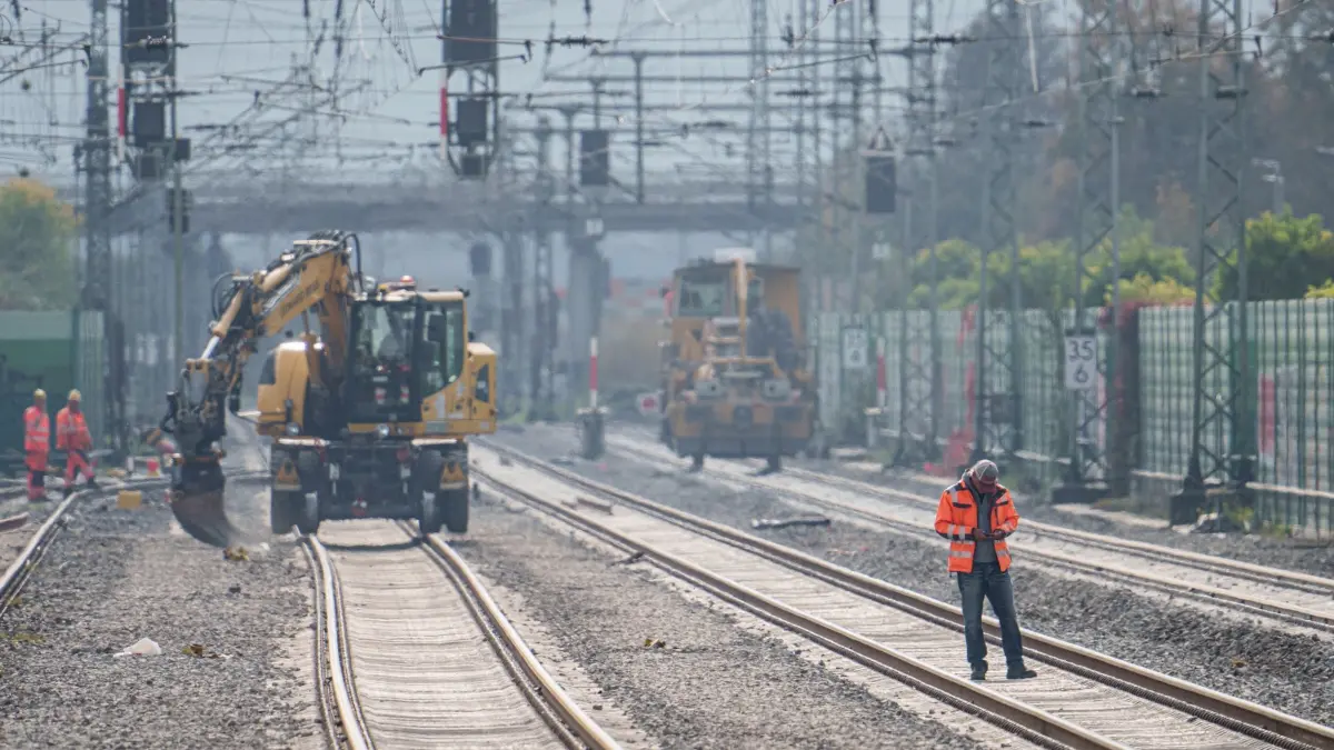 Neue elektronische Stellwerke für die Riedbahn: ARCHIV - 24.10.2024, Hessen, Gernsheim: Ein Bauzug rollt in den Bahnhof Gernsheim ein. Auf einem Pressetermin stellt die Bahn eines von mehreren neuen elektronischen Stellwerken für die Riedbahn vor. (zu dpa: «Etliche Bahn-Baustellen im Südwesten im Jahr 2025») Foto: Andreas Arnold/dpa +++ dpa-Bildfunk +++