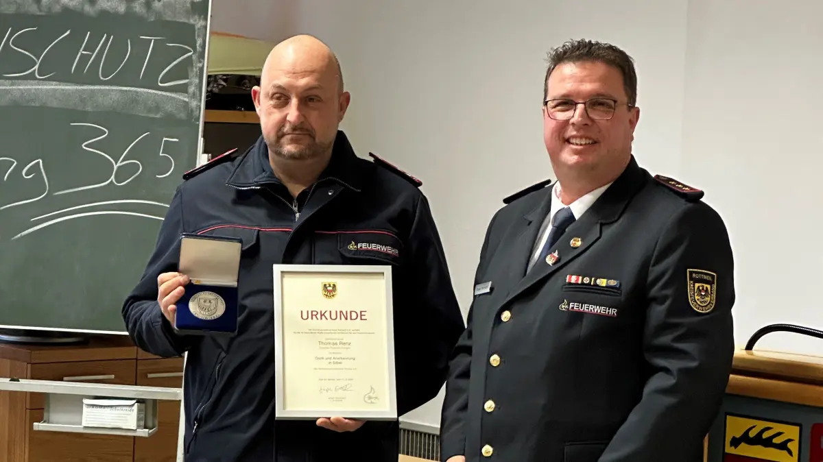 Dank und Anerkennung: Thomas Renz (links) mit Medaille und Urkunde.