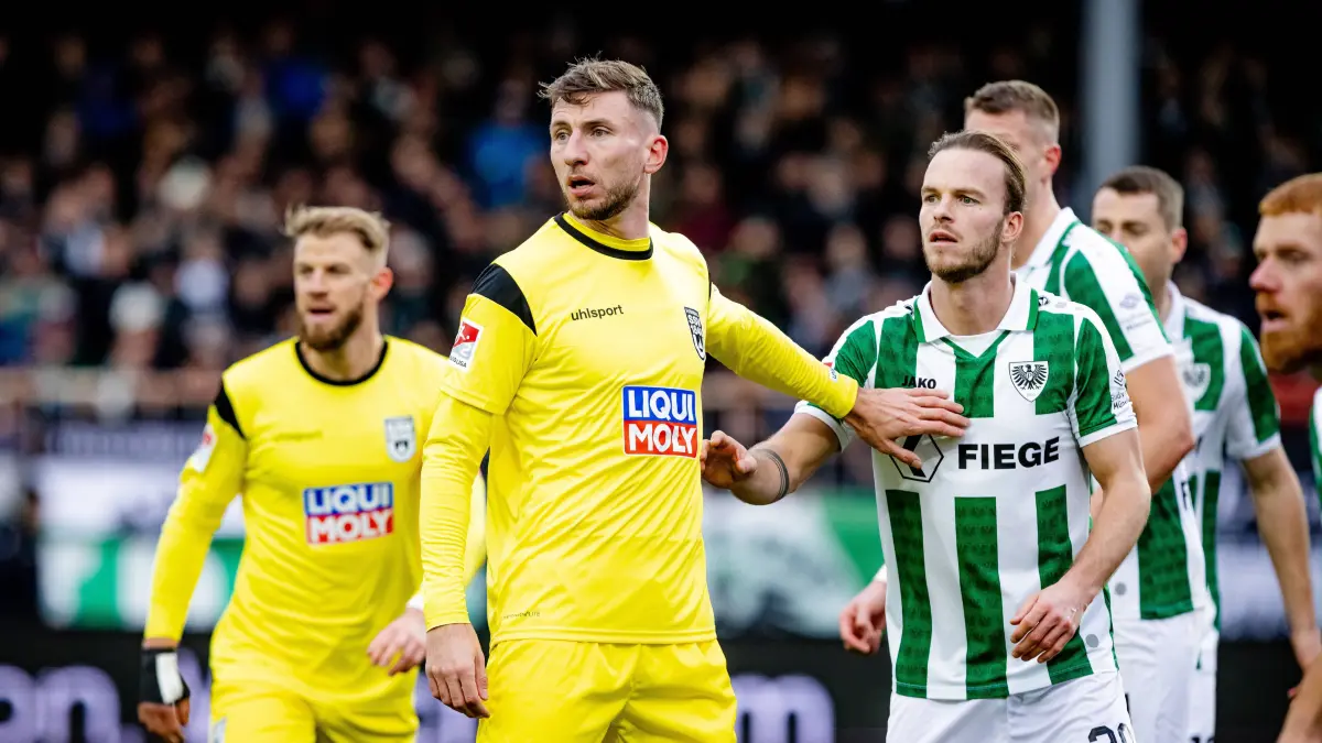 Fu?ball - Herren - 2. Bundesliga - 17. Spieltag - Saison 2024/2025 - SC Preu?en M?nster vs. SSV Ulm 1846 Fu?ball 21.12.2024: Fu?ball - Herren - 2. Bundesliga - 17. Spieltag - Saison 2024/2025 - SC Preu?en M?nster vs. SSV Ulm 1846 Fu?ball 21.12.2024 26 Philipp Maier SSV Ulm 1846 Fu?ball, 20 Jorrit Hendrix SC Preu?en M?nster DFL regulations prohibit any use of photographs as image sequences and or quasi-video M?nster Preu?enstadion Nordrheinwestfalen Deutschland *** Soccer Men 2 Bundesliga 17 Matchday Season 2024 2025 SC Preu?en M?nster vs SSV Ulm 1846 Soccer 21 12 2024 26 Philipp Maier SSV Ulm 1846 Soccer , 20 Jorrit Hendrix SC Preu?en M?nster DFL regulations prohibit any use of photographs as image sequences and or quasi video M?nster Preu?enstadion Nordrheinwestfalen Germany