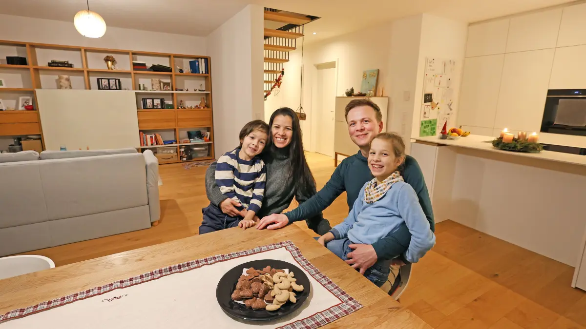 Familie Spathelf, das sind die Kinder Lucas und Sofia sowie Eltern Rosi und Sebastian Spathelf, sind die ersten, die im Bahnhofsareal eingezogen sind. Bahnhofsquartier.
