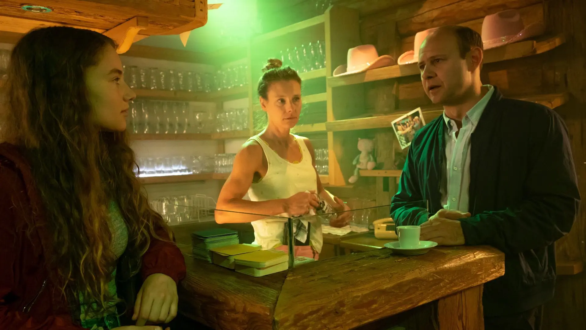 Alex Reichert (Eline Doenst, l.) kann nicht verstehen, warum ihr Vater Michi Reichert (Moritz Führmann, r.) seiner Schwester Tina Reichert (Xenia Tiling, M.) nicht helfen will.