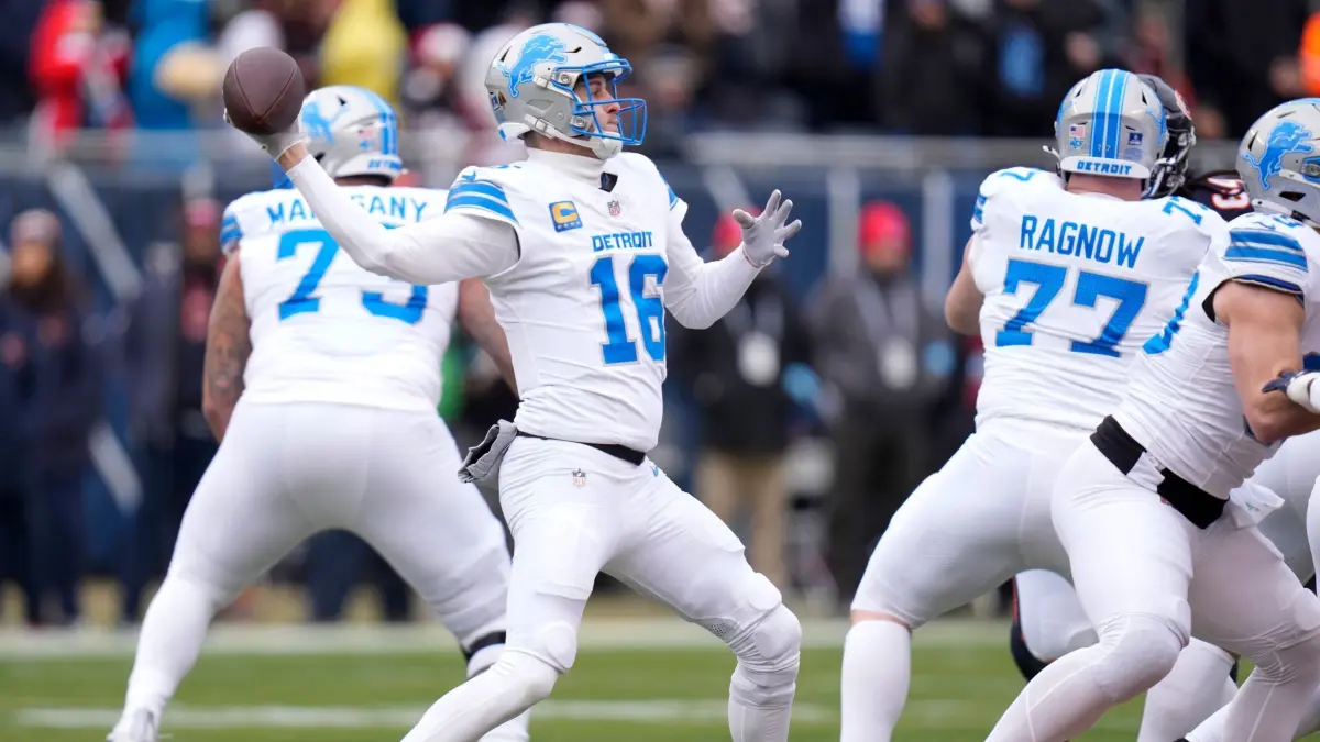 Chicago Bears - Detroit Lions: 22.12.2024, USA, Chicago: American Football: Profiliga NFL, Chicago Bears - Detroit Lions, Hauptrunde, 16. Spieltag, Detroit Lions-Quarterback Jared Goff wirft einen Pass. Foto: Erin Hooley/AP/dpa +++ dpa-Bildfunk +++