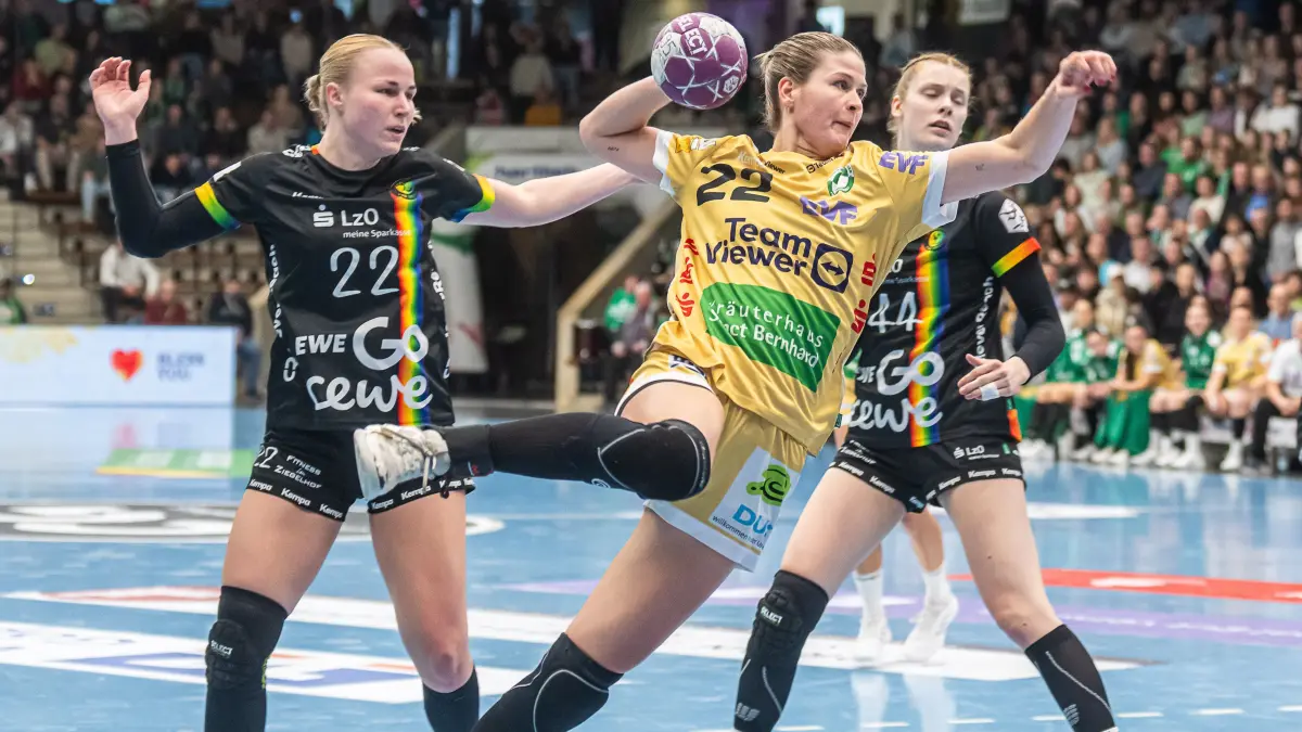 Frisch Auf Goeppingen vs. VfL Oldenburg, Handball, 1. Bundesliga, Spielzeit 2024/2025, 22.12.2024: Sina Ehmann (Frisch Auf Frauen, #22) setzt sich gegen Lotta Roepcke (VfL Oldenburg, #22) durch, Frisch Auf Goeppingen vs. VfL Oldenburg, Handball, 1. Bundesliga, Spielzeit 2024/2025, 22.12.2024
Foto: EIBNER/Michael Schmidt