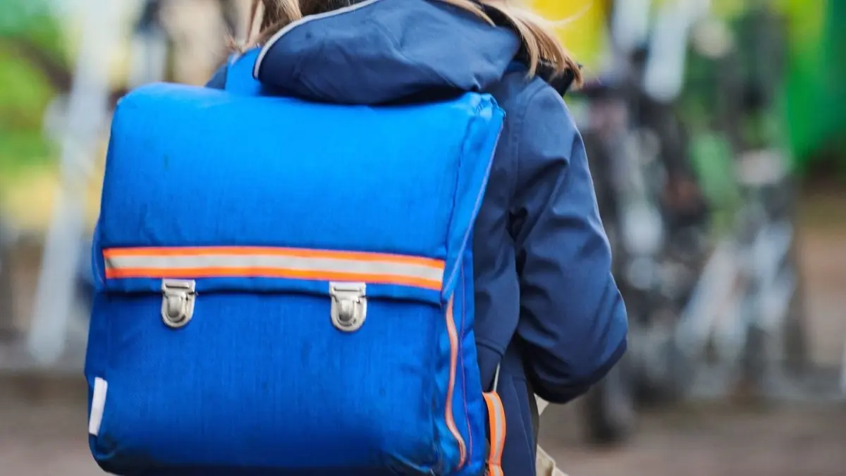 Kriminalität an Schulen: ARCHIV - 22.02.2021, Berlin: ILLUSTRATION - Ein Schüler steht mit Schulranzen nahe einer Grundschule. Die Kinder- und Jugendkriminalität an den Schulen im Südwesten ist zuletzt sprunghaft angestiegen. (zu dpa: «Kriminalität an Schulen im Südwesten steigt sprunghaft») Foto: Annette Riedl/dpa +++ dpa-Bildfunk +++