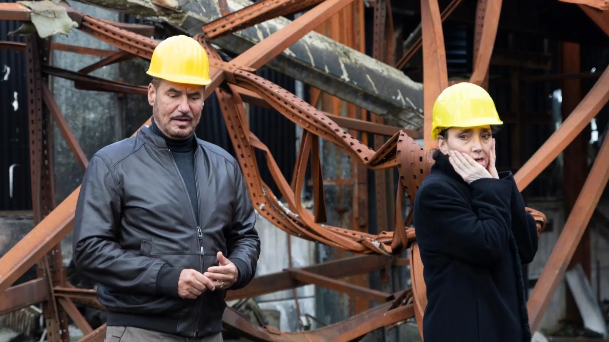 Simone (Tatjana Clasing) bricht vor der zerstörerischen Konsequenz ihrer Taten zusammen. Ihr Mann Richard (Silvan-Pierre Leirich) ist ebenfalls fassungslos.
