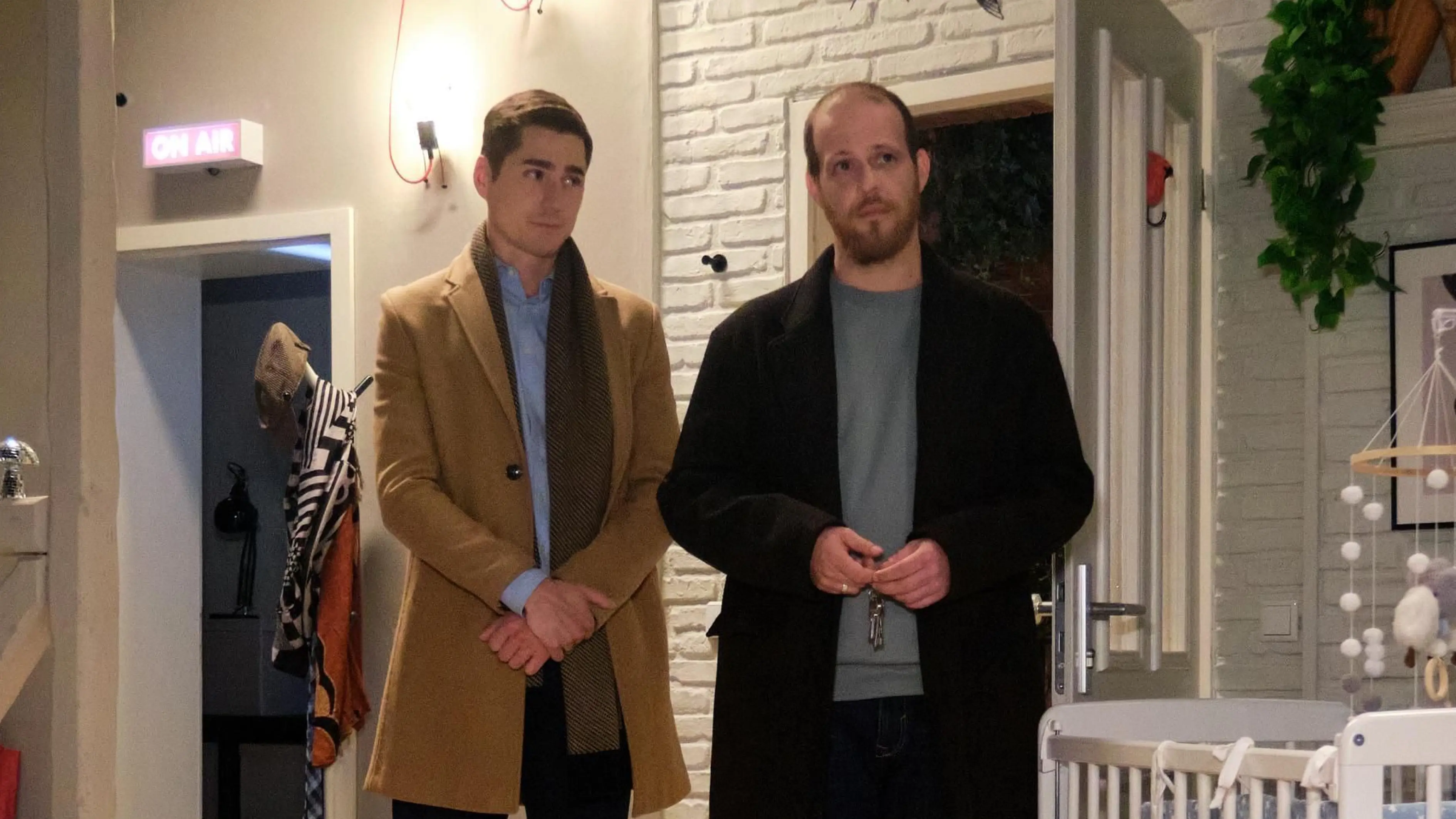 Ringo (Timothy Boldt, l.) will seinen Fehler wiedergutmachen und Tobias (Patrick Müller) helfen.