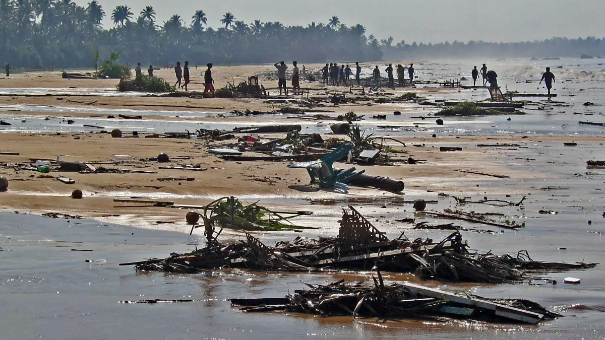 Einheimische suchen nach dem Tsunami vom 26. Dezember 2004 in dem Urlaubsort Hikkaduwa im Südosten von Sri Lanka den Strand ab. Einer der ehrenamtlichen Helfer in dieser Region war der damals 16-jährige Nalaka Jayathilaka, der hier seine Geschichte erzählt.