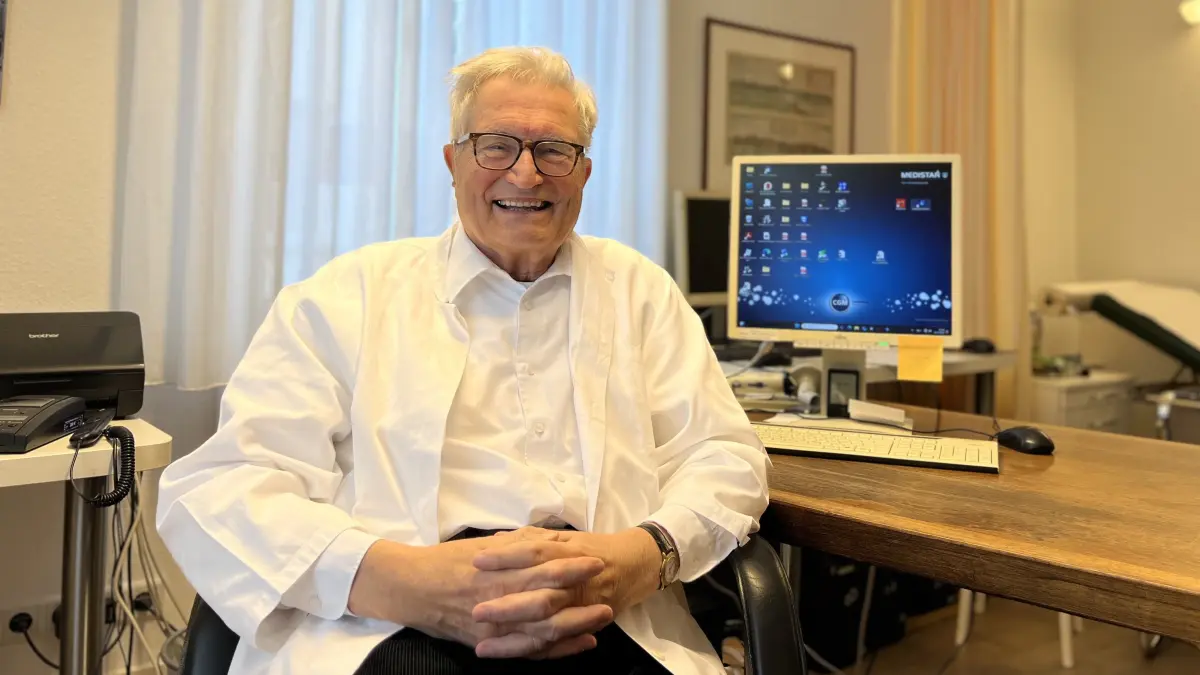 Dr. Albrecht Kühn zum 90. an seinem Arbeitsplatz