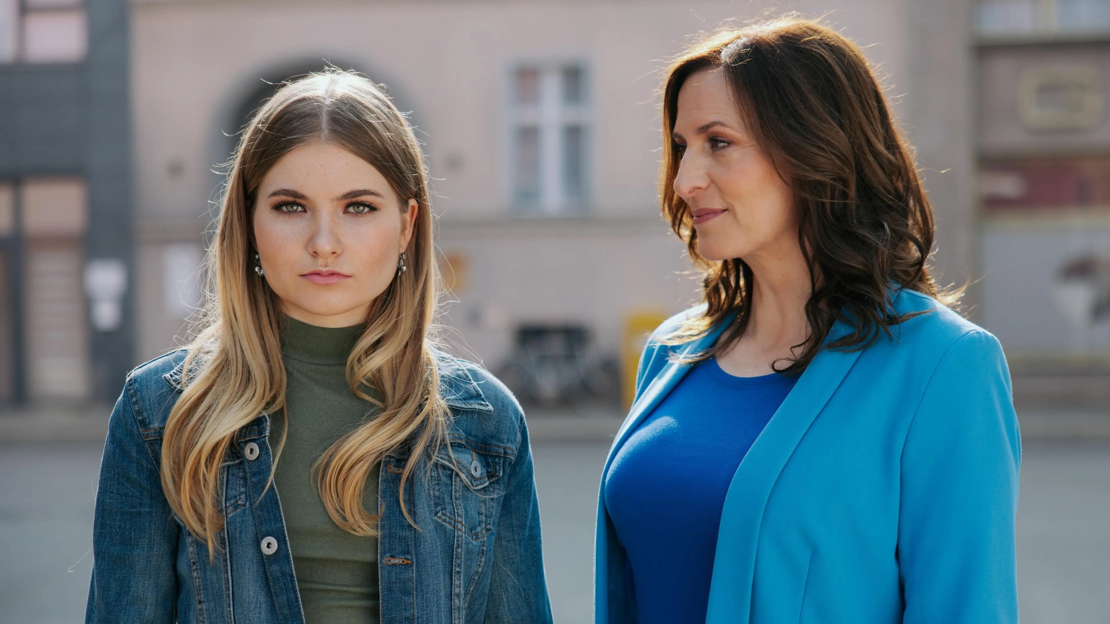 Katrin Flemming (Ulrike Frank) vermisst ihre jüngste Tochter Johanna (Charlott Reschke, l.).