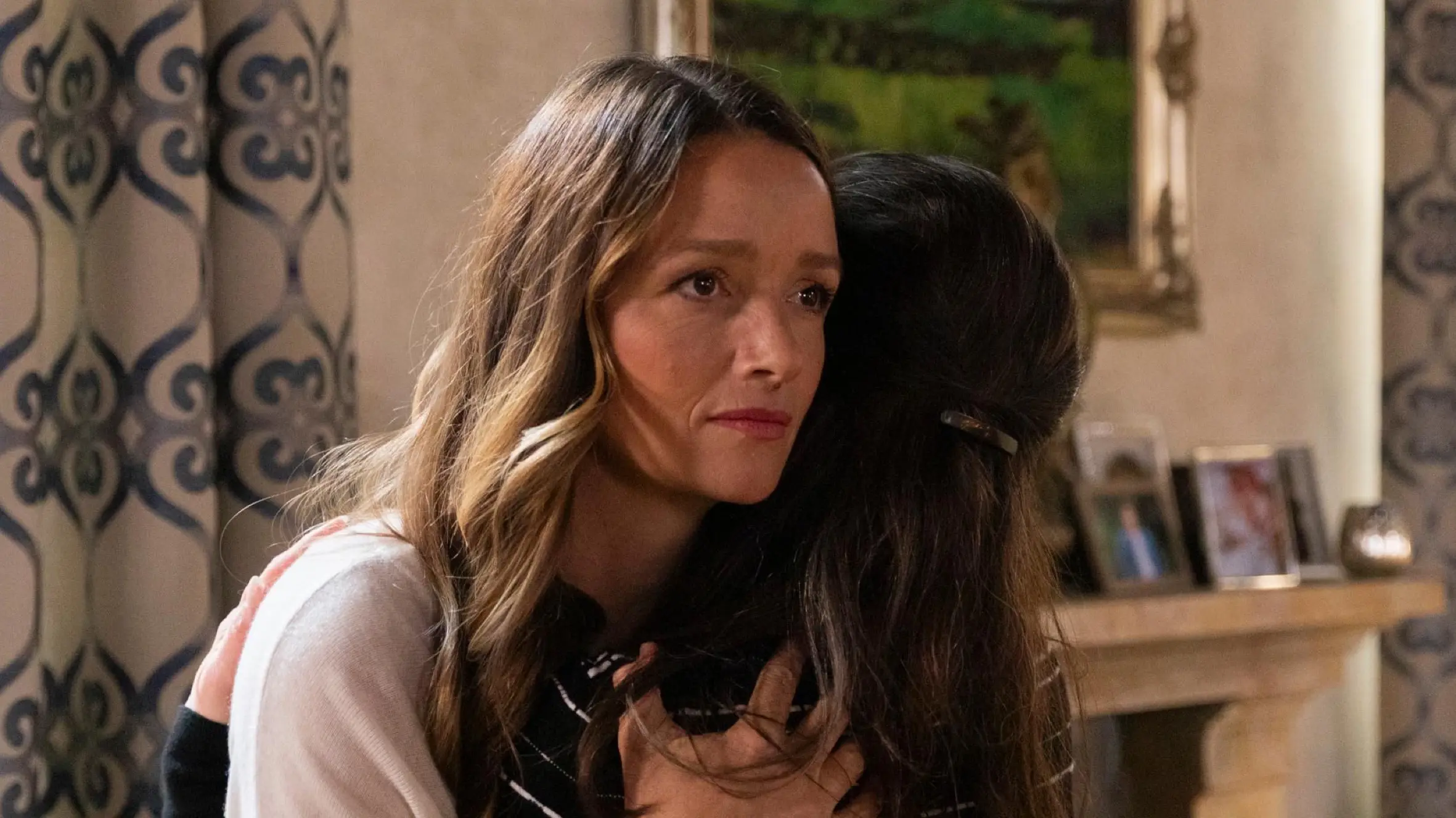 Jennys (Kaja Schmidt-Tychsen, l.) Fassungslosigkeit über Simones (Tatjana Clasing) Tat wandelt sich in Hass.