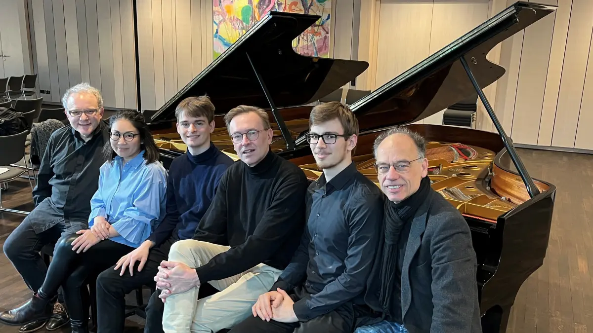 Sechs von zwölf: Probenpause im Saal Eins mit (von links): Nicolas Hodges, Maya Murakami, Henrik v. Wrochem, Johannes Freyer, Lukas Keck und Andreas Grau.