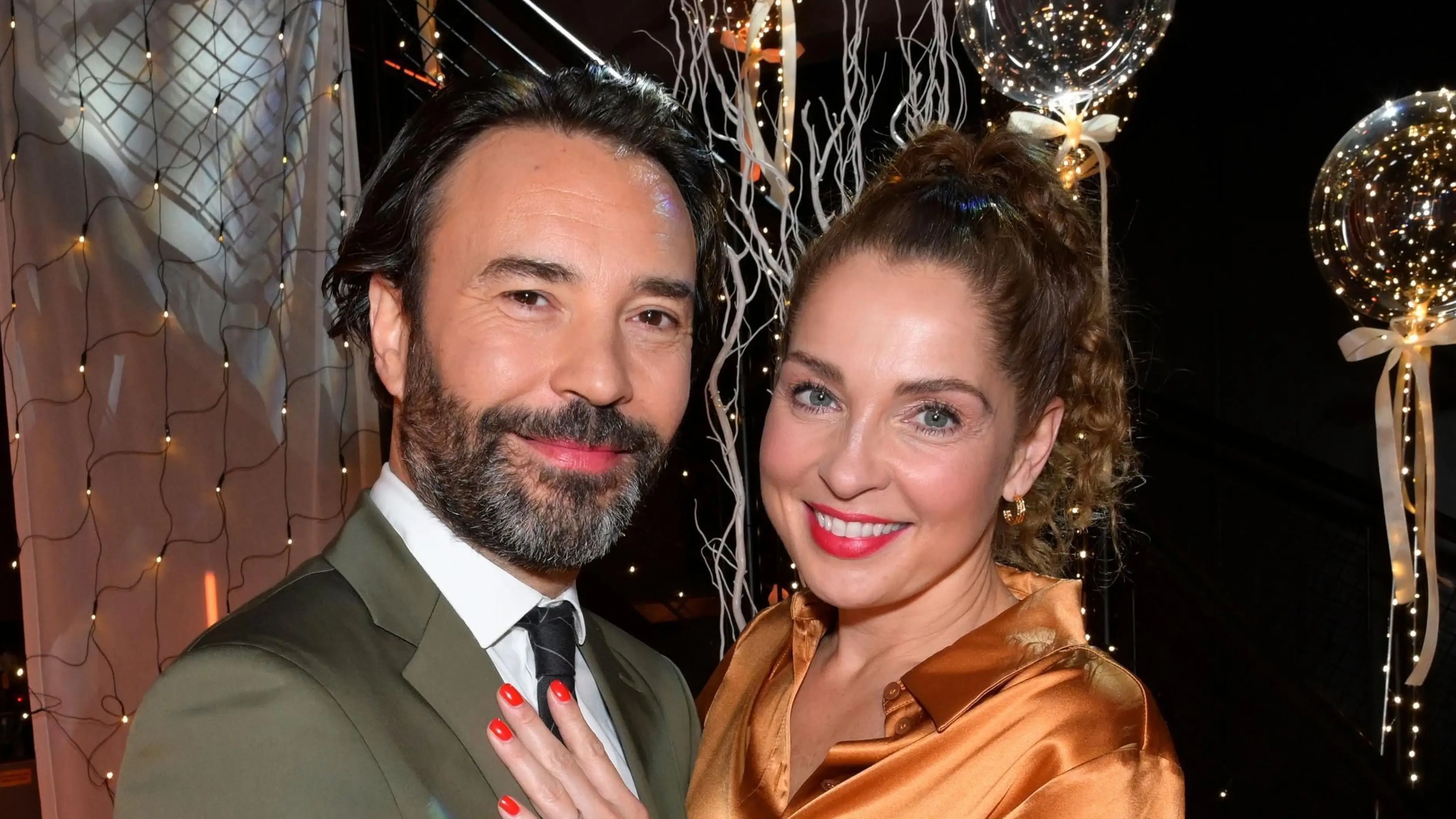 Pedro Navarro (Alberto Ruano) hat Nina (Maria Wedig) geheiratet.