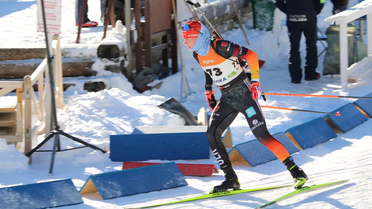 Lukas Tannheimer läuft auf der Pokljuka aus dem Schießstand.