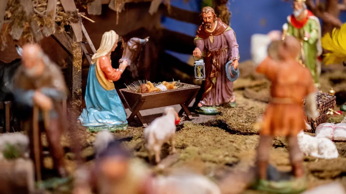 Heiligabend in Niedersachsen - Christvesper: 24.12.2024, Niedersachsen, Oldenburg: Eine Krippe mit dem Jesuskind steht bei einer Christvesper in der evangelischen Dreifaltigkeitskirche im Stadtteil Osternburg. Foto: Hauke-Christian Dittrich/dpa +++ dpa-Bildfunk +++