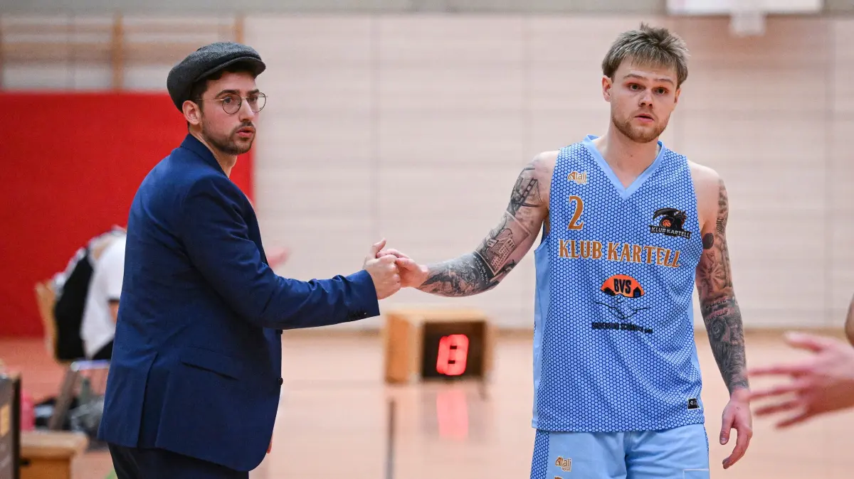 Basketball BBW4 Kreisliga West 24/25: TSG Balingen - TSV Lustnau / Klub Kartell : Basketball BBW4 Kreisliga West Alb/Bodensee 2024/2025 21.12.2024
TSG Balingen - TSV Lustnau / Klub Kartell
Trainer Milos Nadjfeji (li, TSV Lustnau / Klub Kartell) mit Timo Fischer (re, TSV Lustnau / Klub Kartell)
FOTO: Pressefoto ULMER / Markus Ulmer
xxNOxMODELxRELEASExx
