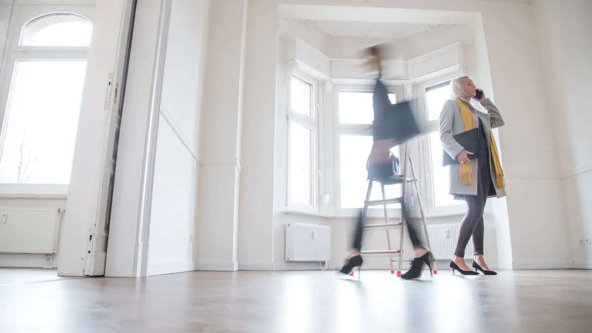 Eine Maklerin zeigt ein Objekt: ILLUSTRATION - Interesse an einem gebrauchten Haus? Dann sollten Sie es mehr als einmal besichtigen. (zu dpa: «Ein gebrauchtes Haus kaufen: So wird's kein Reinfall») Foto: Christin Klose/dpa-tmn - Honorarfrei nur für Bezieher des dpa-Themendienstes +++ dpa-Themendienst +++