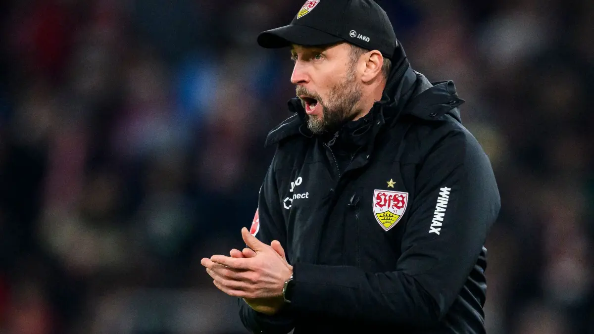 VfB Stuttgart - FC St. Pauli: ARCHIV - 21.12.2024, Baden-Württemberg, Stuttgart: Fußball, Bundesliga, VfB Stuttgart - FC St. Pauli, 15. Spieltag, MHPArena. Stuttgarts Trainer Sebastian Hoeneß gestikuliert. (zu dpa: «Was wird aus Hoeneß und Millot? Was den VfB erwarten könnte») Foto: Tom Weller/dpa +++ dpa-Bildfunk +++