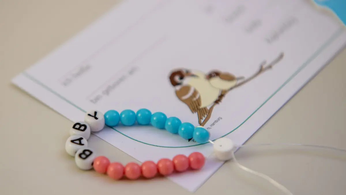 Armband für ein Neugeborenes: ARCHIV - Oft gar nicht so einfach: Die Frage, welchen Namen das Kind für den Rest seines Lebens tragen soll, treibt viele werdende Eltern um. (zu dpa: «Das Baby kommt: Wie Eltern den perfekten Vornamen finden») Foto: Stefan Puchner/dpa/dpa-tmn - Honorarfrei nur für Bezieher des dpa-Themendienstes +++ dpa-Themendienst +++