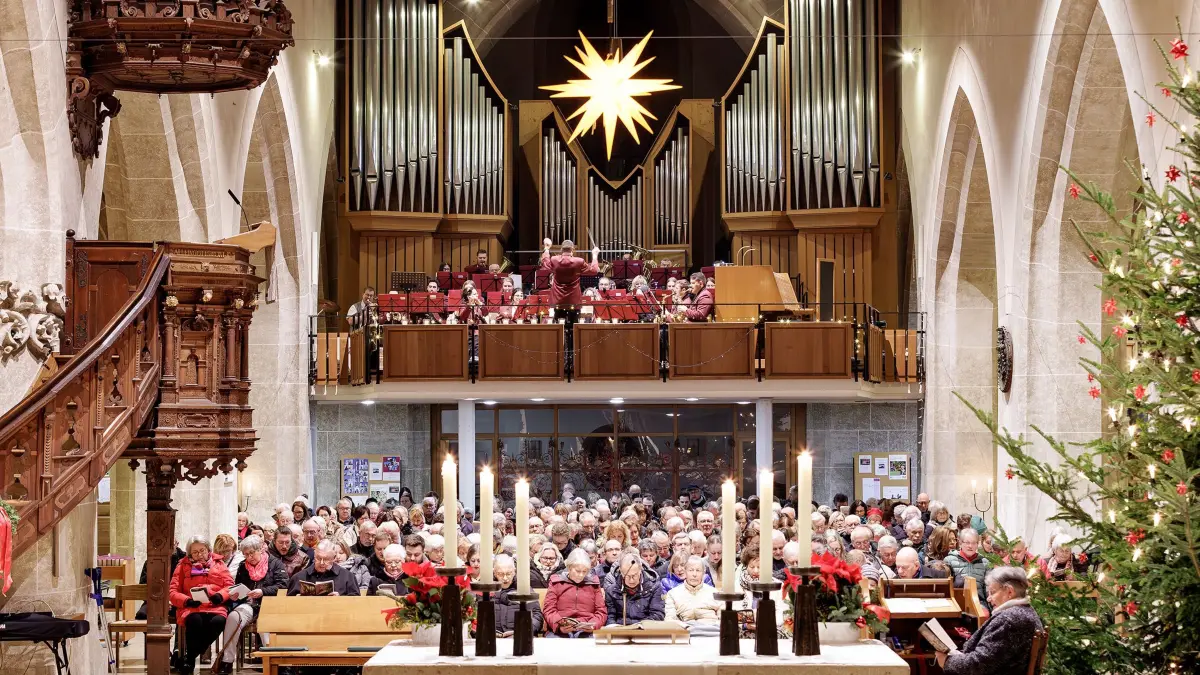 Alljährliches Weihnachtslieder-Singen am ersten Weihnachtsfeiertag in der festlich geschmückten Stadtkirche in Geislingen.: Deutschland, Geislingen an der Steige. Weihnachtslieder-Singen am ersten Weihnachtsfeiertag zu Gunsten der GZ-Aktion „Gemeinsam geht’s besser“ mit dem Musikverein Stadtkapelle Geislingen e.V. in der evangelischen Stadtkirche in Geislingen. Ungefähr 300 Leute fanden den Weg in die festlich geschmückte Geislinger Stadtkirche zum alljährlichen Weihnachtslieder-Singen. Durch den stimmungsvollen Abend, in weihnachtlicher Atmosphäre, führte Frau Dekanin i. R. Gerlinde Hühn. Veranstaltet wurde das Weihnachtslieder-Singen von der evangelischen Kirchengemeinde Geislingen.