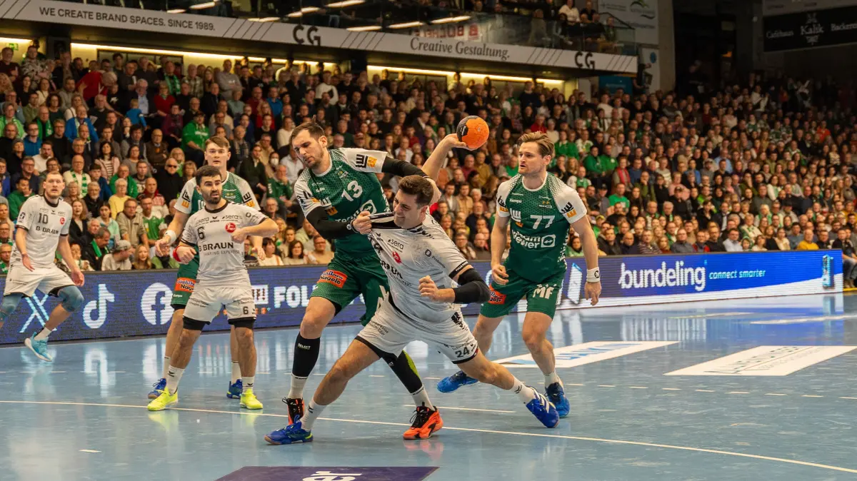Frisch Auf Goeppingen vs. MT Melsungen, Handball, Bundesliga, 17. Spieltag, Saison 2024/2025, 27.12.2024: Josip Sarac (Frisch Auf Goeppingen, #13) und Jonas Riecke (MT Melsungen, #44),
Frisch Auf Goeppingen vs. MT Melsungen, Handball, Bundesliga, 17. Spieltag, Saison 2024/2025, 27.12.2024,
Foto: Eibner-Pressefoto/Max Vogel