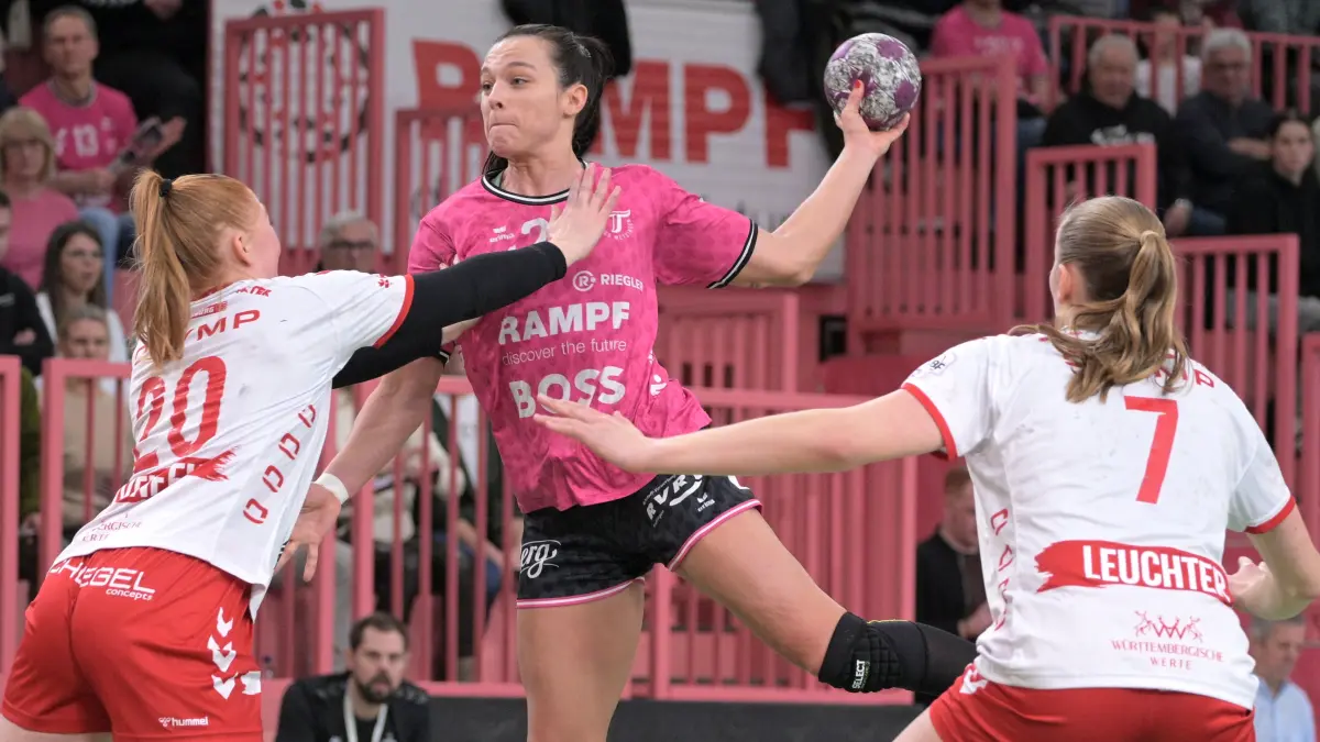 TusSies Metzingen vs. HB Ludwigsburg, Handball, HBF, 9.Ligaspieltag, Saison 2024/2025, 27.12.2024: Jana Scheib (TusSies Metzingen, #20) gegen Sofia Hvenfelt (HB Ludwigsburg, #20)
TusSies Metzingen vs. HB Ludwigsburg, Handball, HBF, 9.Ligaspieltag, Saison 2024/2025, 27.12.2024
Foto: Eibner-Pressefoto/Tobias Baur