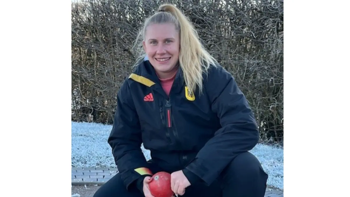 Katharina Maisch ist mitten in der Vorbereitung für das kommende Wettkampfjahr. Dazu gehört unter anderem Sprint- und Sprungtraining. Um der Kälte auf dem Sportgelände des TuS Metzingen zu trotzen, hat sie vier Schichten Kleidung angezogen.