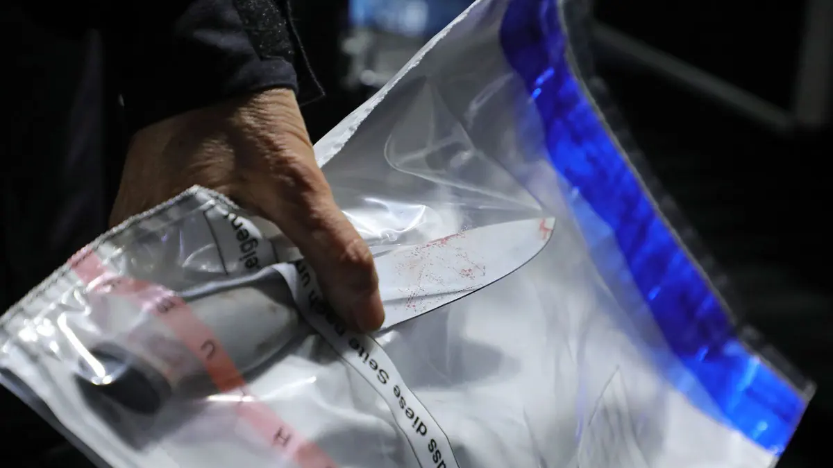 ARCHIV - 05.10.2020, Sachsen, Dresden: ILLUSTRATION - Ein Kriminaltechniker stellt ein Messer am Tatort sicher. Fast täglich gibt es Verbrechen, die mit einem Messer als Tatwaffe begangen werden. Dem tritt Sachsen mit strengeren Regeln entgegen. (zu dpa: «Zahl der Messerangriffe in Sachsen leicht gestiegen») Foto: Roland Halkasch/dpa-Zentralbild/dpa +++ dpa-Bildfunk +++
