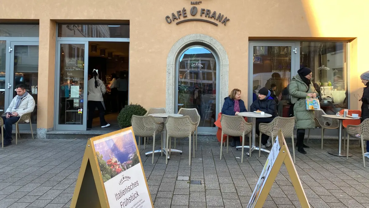 Die Terrasse hat auch im Winter geöffnet: Baiers Café Frank ist ein beliebter Treffpunkt für Jüngere und Ältere.