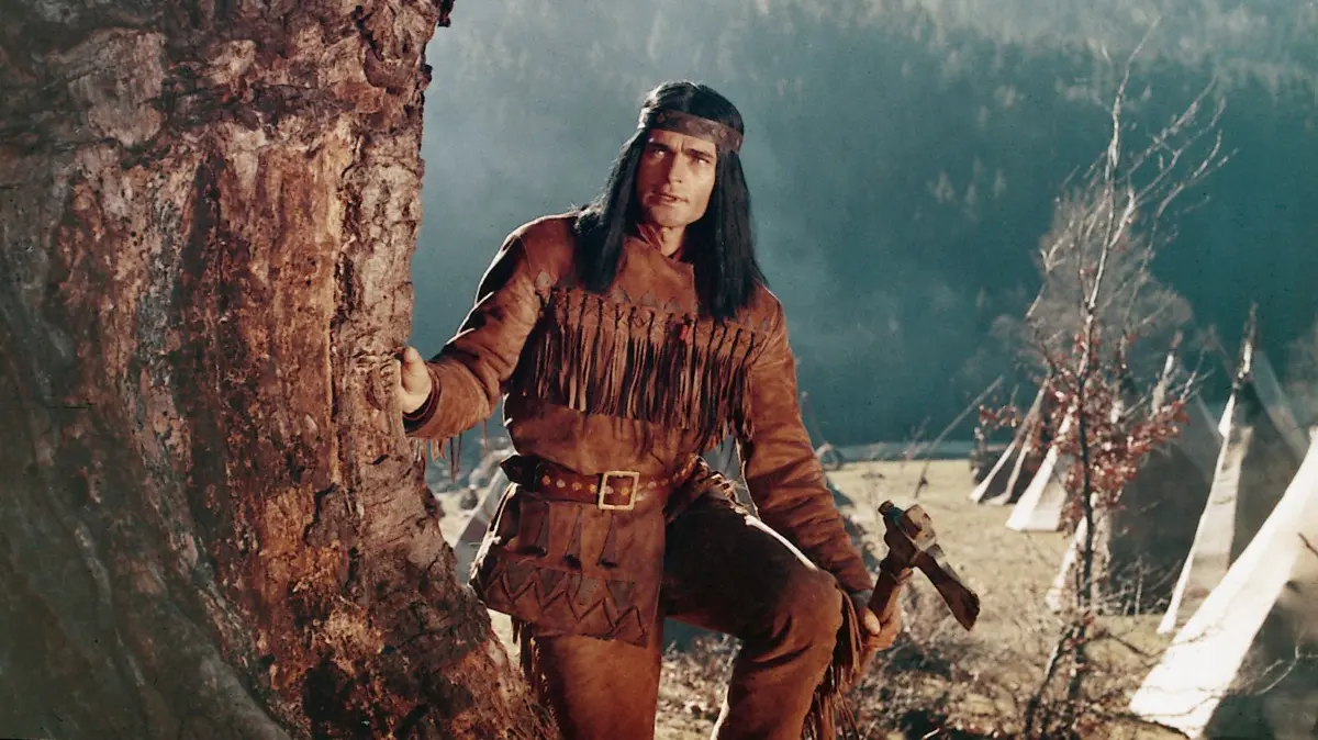 Chingachgook (Pierre Massimi) hat das Indianer-Lager entdeckt, in dem die Töchter des Obersten festgehalten werden.