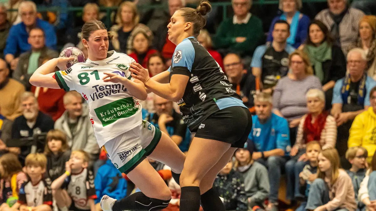 Buxtehuder SV vs. Frisch Auf Goeppingen, Handball, 1. Bundesliga, Spielzeit 2024/2025, 27.12.2024: Lea Neubrander (Frisch Auf Frauen, #81) im Zweikampf mit Maj Nielsen (Buxtehuder SV, #05), Buxtehuder SV vs. Frisch Auf Goeppingen, Handball, 1. Bundesliga, Spielzeit 2024/2025, 27.12.2024
Foto: EIBNER/Michael Schmidt