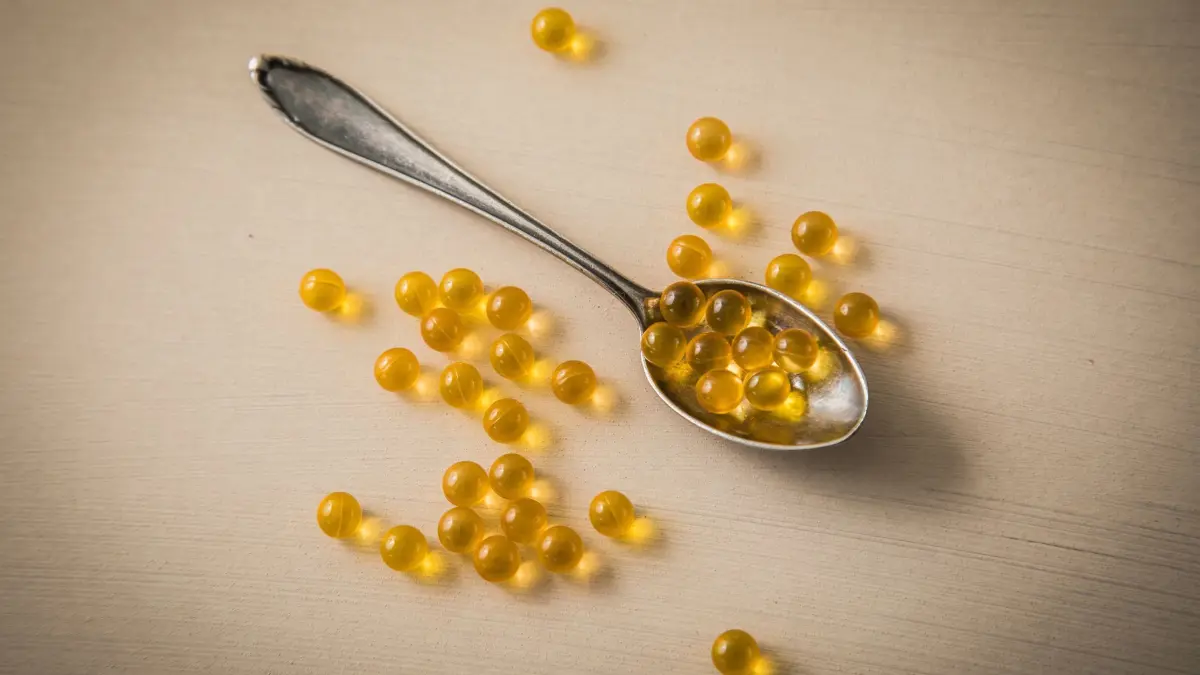 Vitamin-D-Tabletten liegen auf einem Löffel: ILLUSTRATION - Im Winter greifen viele zu Vitamin-D-Präparaten, obwohl das laut „Öko-Test“ für gesunde Menschen mit ausreichendem Sommer-Sonnenkontakt oft unnötig ist. (zu dpa: ««Öko-Test»: Fast alle Vitamin-D-Präparate zu hoch dosiert») Foto: Christin Klose/dpa-mag - Honorarfrei nur für Bezieher des Dienstes dpa-Magazin +++ dpa-Magazin +++
