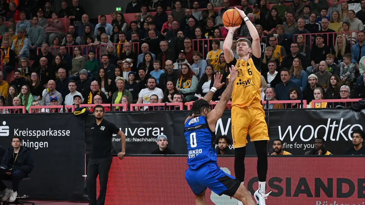 GER, Tigers Tuebingen vs. HAKRO Merlins Crailsheim, Basketball, Herren, Pro A, Saison 24/25, 28.12.2024: Blunt, T. (Hakro Merlins Crailsheim, #00) gegen Jonas Niedermanner (Tigers Tuebingen, #06)
GER, Tigers Tuebingen vs. HAKRO Merlins Crailsheim, Basketball, Herren, Pro A, Saison 24/25, 28.12.2024
Foto: Eibner-Pressefoto/Nicolas Woern