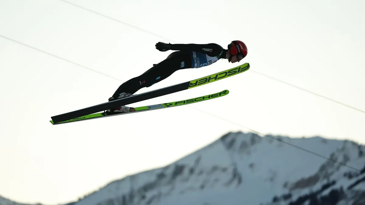 73. Vierschanzentournee - Oberstdorf: 28.12.2024, Bayern, Oberstdorf: Ski nordisch/Skispringen: Vierschanzentournee, Weltcup, Großschanze, Herren, Probedurchgang, Karl Geiger (Deutschland) in Aktion. Foto: Daniel Karmann/dpa +++ dpa-Bildfunk +++