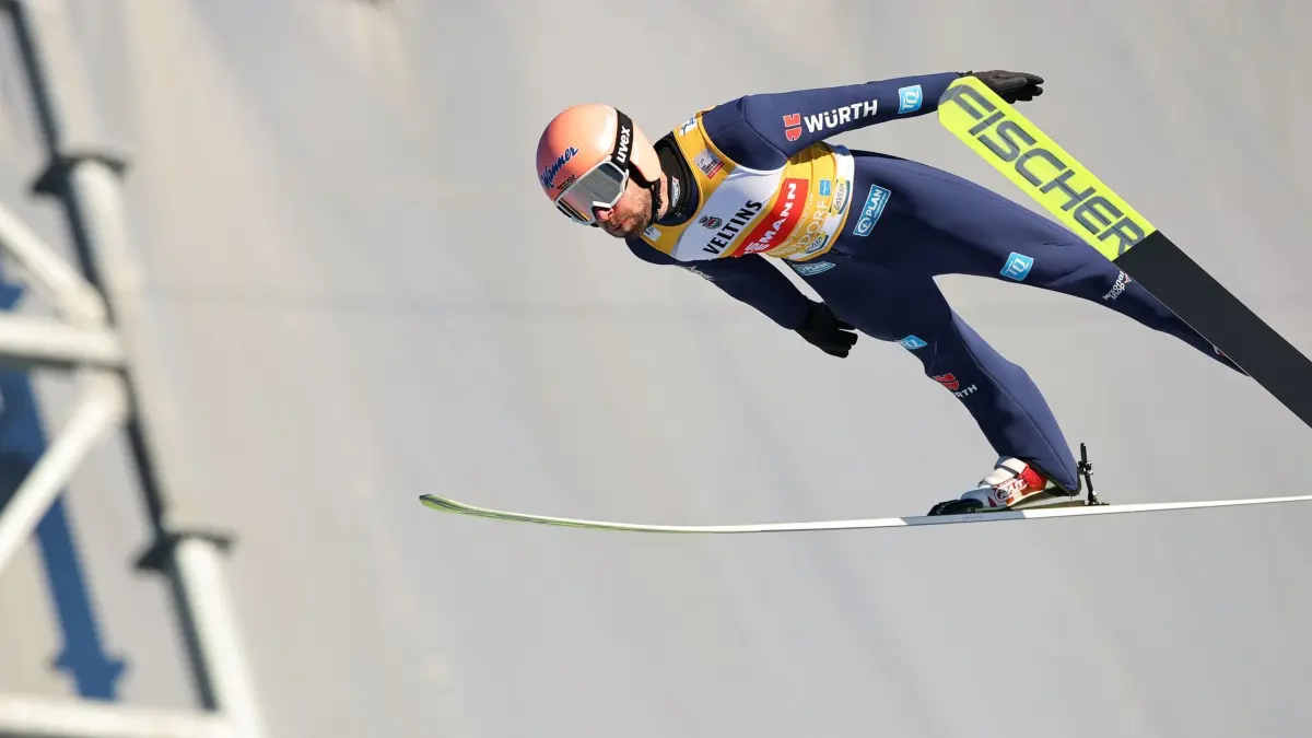 73. Vierschanzentournee - Oberstdorf: 28.12.2024, Bayern, Oberstdorf: Ski nordisch/Skispringen: Vierschanzentournee, Weltcup, Großschanze, Herren, Probedurchgang, Pius Paschke (Deutschland) in Aktion. (zu dpa: «Österreicher dominieren Tournee-Quali - Paschke Sechster») Foto: Daniel Karmann/dpa +++ dpa-Bildfunk +++