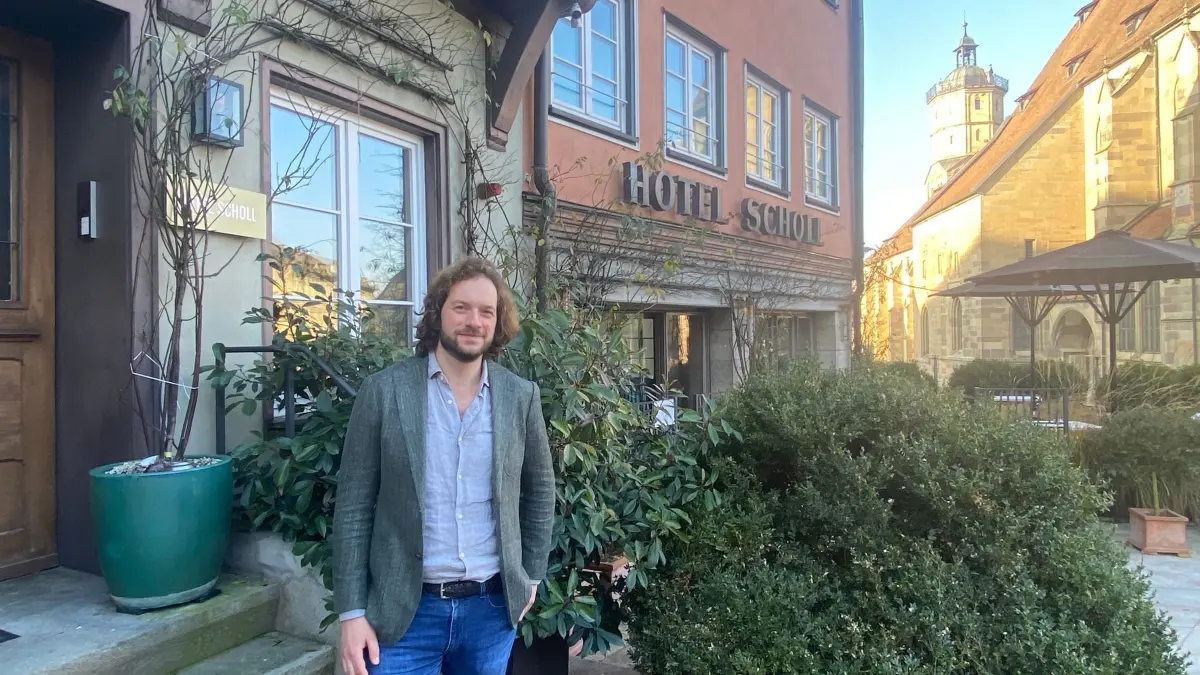 Christian Scholl vor seinem Hotel. Am 1. Juli 2025 geht es an einen neuen Besitzer über.